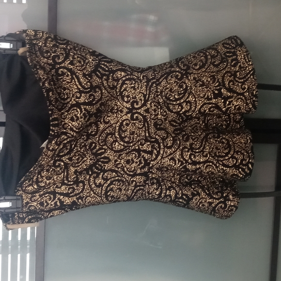 Black and gold topless - Picture 3 of 3